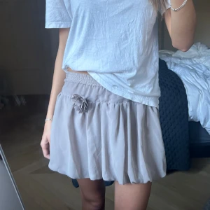 Kjol - Säljer denna söta kjol med en blomdetalj på sidan. Bra skick 💗💗Storlek 146-152 men detta är hur den sitter på mig med S💗