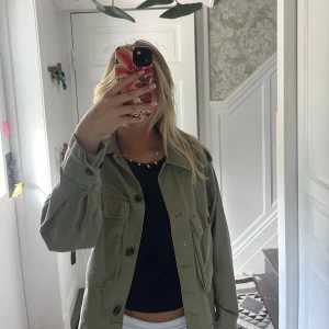 Sommar jacka  - Super snygg sommar jacka som är rätt tun! Har fick detaljer och är oversize! har använts Max 5 gånger!❤️❤️