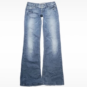 Lågmidjade jeans - Storlek 38/M men skulle också passa S/36🩷 Midja: 77 Innerben: 80  