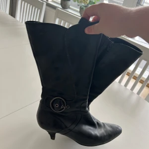 Stövlar  - Hej! Säljer ett par stövlar från Ecco, VÄL använda! Sliten klack, men annars inget fel. Dragkedjorna fungerar.😊