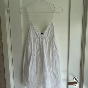 Zara klänning  - Jätte fin klänning från zara förra året, jag har blivit för lång men den ör i jätte fint skick💗