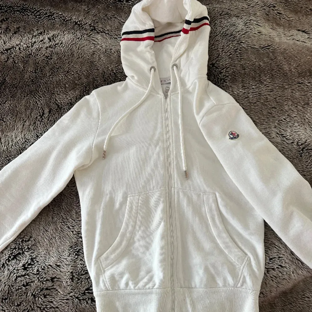 Säljer en vit Moncler kofta i storlek S. Kom privat för frågor.. Hoodies.