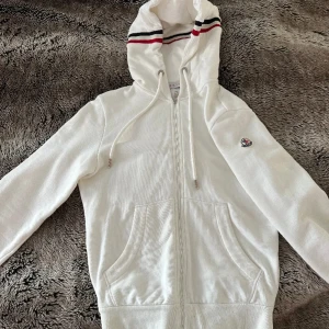 Moncler kofta - Säljer en vit Moncler kofta i storlek S. Kom privat för frågor.