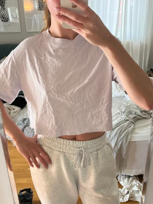 Nike T-shirt - T-shirt från Nike i en väldigt ljuslila färg. Strl S. Boxig fit och något croppad. Använd 1 gång.