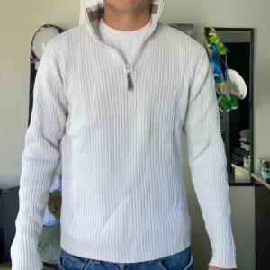 Halfzip - Säljer en vit halfzip