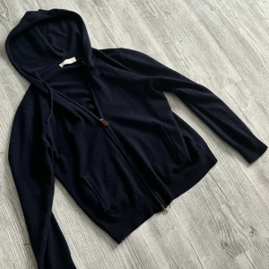 Kashmir Tröja - Tröjan är i storlek M, Den är i bra skick😃 Den är knappast använd😁! Märket är Sayless🦞 Skriv för fler frågor! Priset är förhandlingsbart 💸