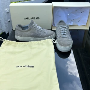 Axel Arigato Skor  - 5/10 skick pga att det finns hål i sulan samt att mochan är mörkare och lite skadad på lite olika ställen. Dustbag samt skobox följer med.  Skriv i DM angående några frågor. 