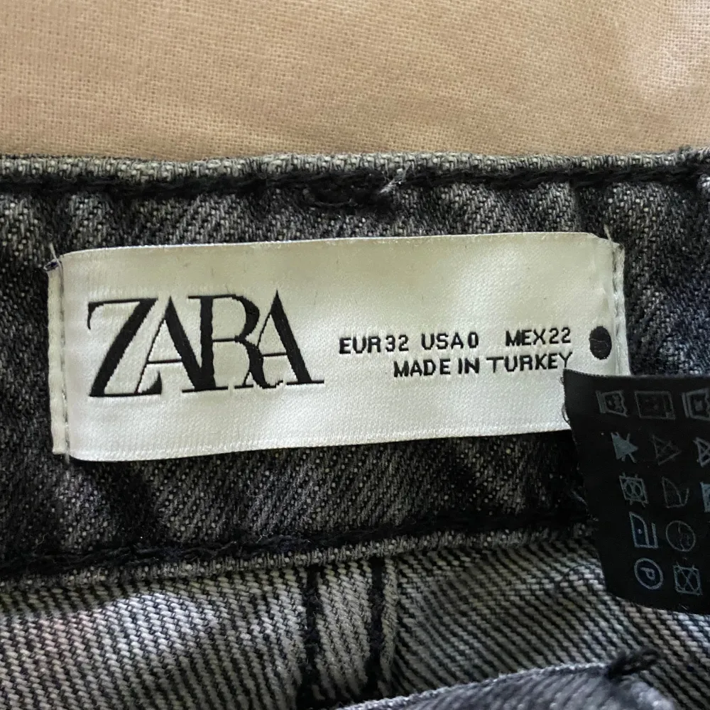 Säljer mina shorts från Zara, nyskick enbart använda någon gång. Strl 32. Shorts.