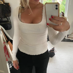 Mango tröja  - Säljer min snygga ”basic” tröja från mango🔥🥂