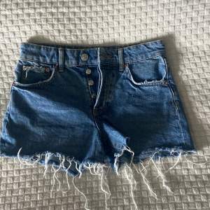 Säljer dessa jeans shorts från Gina i strl 34. Säljer pga att dom är för små. Midjan är mid och dom är i mycket bra skick