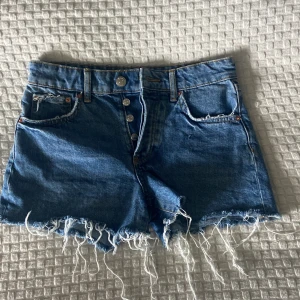 Jeans shorts - Säljer dessa jeans shorts från Gina i strl 34. Säljer pga att dom är för små. Midjan är mid och dom är i mycket bra skick