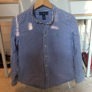 Ralph lauren skjorta - Rutig Ralph Lauren skjorta, vit och blå.  Skick 10/10, nästan aldrig använd.  Skriv vid frågor eller intresse. 