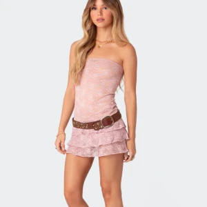 Rosa spetsklänning - Superfin rosa bandeau spetsklänning som tyvärr aldrig kommit till användning💕Köpt på edikteds hemsida för 500kr + typ 100kr frakt (Priset är diskuterbart)