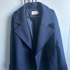 Marinblå kappa - Marinblå kappa ifrån Nelly, lite små nopprig men det går att ta bort! Och fixar såklart det inan den fraktas! Annars superfin!