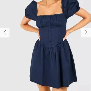 Oandvänd, dropwaist, milkmaid klänning - En nästan helt slutsåld klänning från Bohoo helt oanvänd! Jag köpte den för 745kr, men den passade inte. Den är storlek 40 men sitter mer som en 36-38.