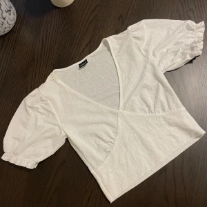 Vit somrig topp - Använd fåtal gånger  2 smink fläckar