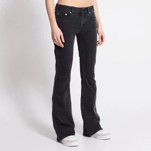 Bootcut jeans  - Superfina Bootcut jeans från lager 157, dom är lowwaist och dom är lite slitna längst ner eftersom dom är lite långa för mig så då har dom slitits lite men därför sänker jag priset💕💕 Kom privat för egna bilder❣️
