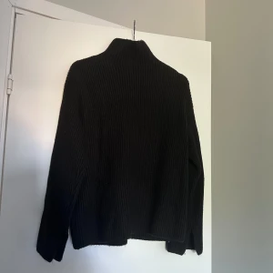 Stickad tröja - Stickad tröja med halvpolo Använd Max 3 gånger