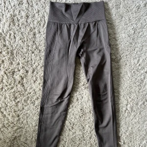 Seamless tights från Arket - Träningstights i seamless från Arket. Skrynkliga pga att de har legat nedvikta i låda, men inget fel på dem.   Storlek: XS