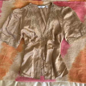 Blus - Helt underbar blus från & Other Stories i väldigt bra skick! 🤎 
