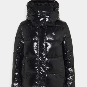 Calvin klein jacka - Calvin klein jacka i modellen ”High shine puffer jacket ”. Jag kan skicka egna bilder. Köpt på zalando för 2195kr💕Helt slutsåld på zalando❤️