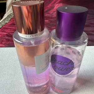 Parfym   Victorias Secreet - En stycken parfymer från Victoria's Secret. Love Spell Sunkissed och Beach Flower. Shimmer Mist.250 ml. En grattis body spray från Victorias Secret, luktar gott