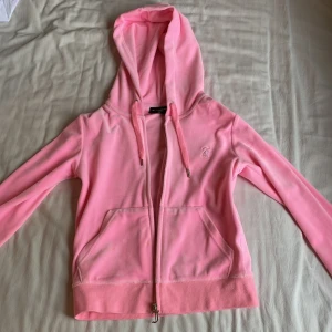 Säljer för kommer aldrig till användning är använd typ tre gånger ingen fläck eller hål - Xs juicy couture rosa