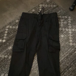 Calvin klein Jeans  cargobyxa - Denna byxa är i storlek M och är i helt nyskick då den har används en gång. Den kommer helt nytvättad och stryckt 