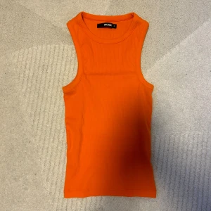 Ribbad linne  - Orange ribbad linne/topp i storlek S. Aldrig använd. 