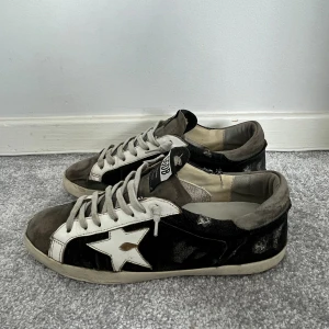 Golden Goose Skor - Tja, säljer nu mina sjukt snygga och unika Golden Goose superstar skor! Denna modell är efterfrågad och svår att få tag på | *Alla slitningar är från fabrik* | Storlek = 41 | Skick = 9/10, grymt skick med nya innersulor | Pris = 2799kr