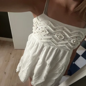 Supersöt kortklänning från ZARA - Så fin somrig klänning från ZARA! Fint använt skick men tyvärr en svag svag missfärgning på axelbanden💞 Men något som knappt märks av😇