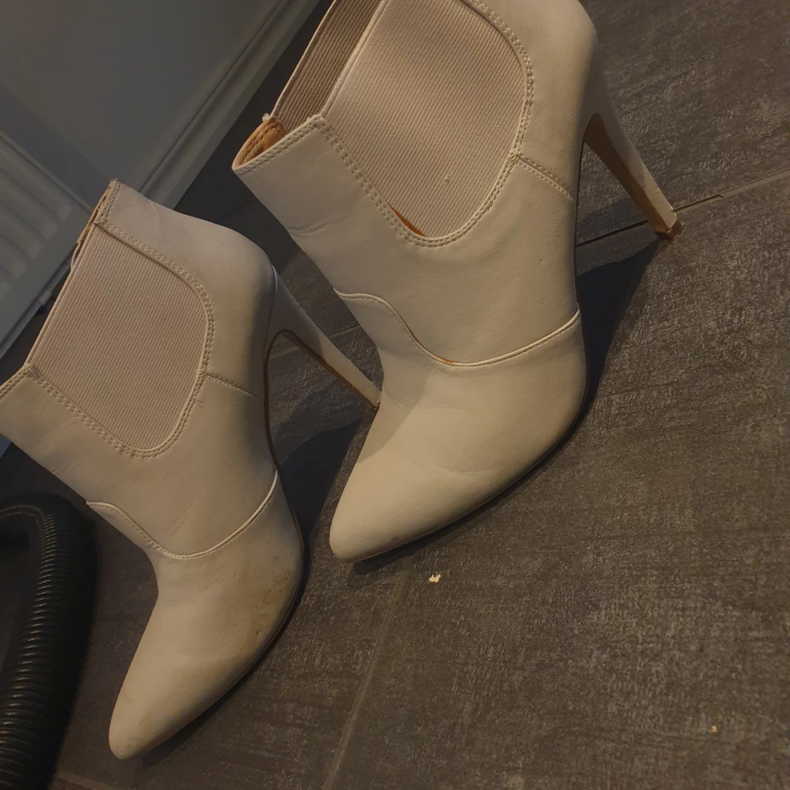 Gråa klackskor - 90