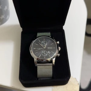 Hugo Boss klocka - Säljer denna jättefina Hugo boss klocka helt oanvänd med box Fick den i present men behöver inte den då jag redan har en klocka Det är bara att höra av sig om ni har frågor/funderingar