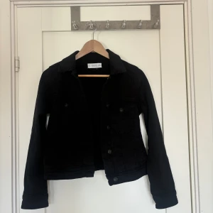 Jeansjacka - Svart jeansjacka från mango i storlek xs
