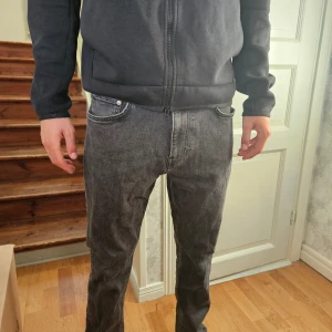 Jeans weekday slim - Riktigt snygga jeans från weekday med en smallare passform men som ändå sitter riktigt skönt och lagom luftigt. De är i en mörkgrå färg och har storleken w 31 l 32. Byxorna är i bra skick