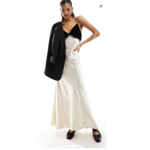 River island klänning  - Jag säljer nu min fina klänning från River Island. Klänningen är i väldigt bra skick då jag endast använt den en gång. Jag köpte den för 1069 kr men säljer den nu med ett startpris på 600kr. Frakt från 39kr 💗💗