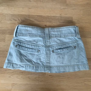 Minikjol - En minikjol i ljusblått jeans. Finns en liten fläck under högre bakfickan (syns på sista bilden), annars inga defekter. Vid frågor eller önskemål om fler bilder är det bara att skriva privat! 💕