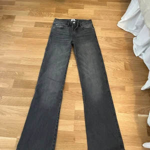 Jeans från lager 157 - Jättefina jeans från lager 157, inte så använda typ nya i färgen grå.🤍💕