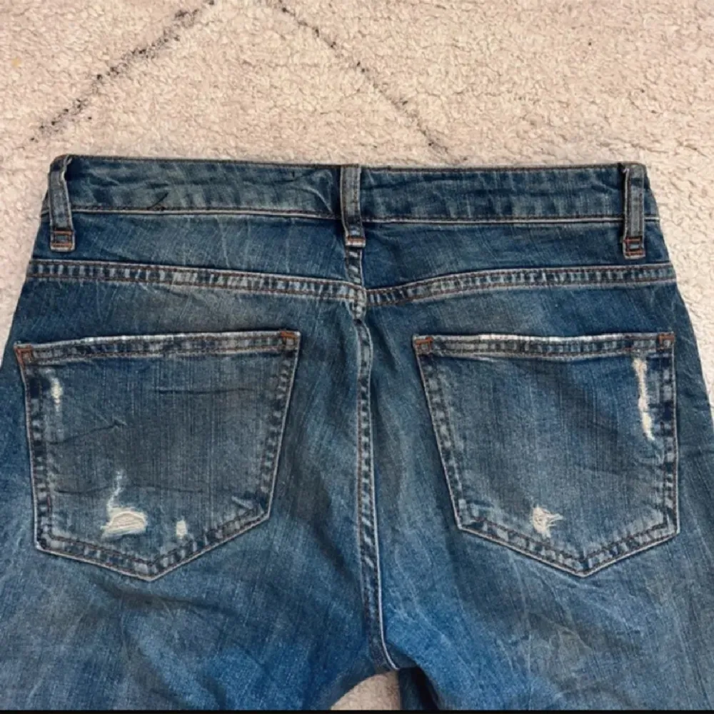 Hej! Säljer vidare dessa jeansen då jag köpte dom här på plick och dom inte passade mig riktigt💓hör av er vid frågor och innan ni köper💓. Jeans & Byxor.