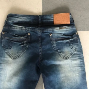 Vintage lowwaist jeans - Mycket bra skick🩷 Midjemått: 70 Innebensmått: 82 Ytterbensmått:102 Hör av dig om du har frågor🩷