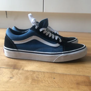 Vans - Säljer mina vans skor, använd fåtal gånger. låda och tillbehör medföljer