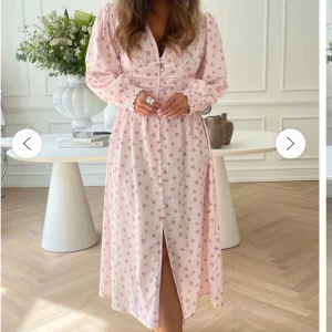 Blommig långklänning - Säljer denna jätte fina klänning ifrån byic💗Endast använt 1 gång, storlek M💗Köpt för 899kr