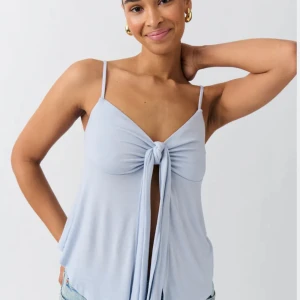 Ljusblå tie singlet linne från Gina Tricot  - JAG RESER NÄSTA VECKA SÅ PASSA PÅ Säljer en ljusblå tie singlet linne från Gina Tricot som är helt ny och aldrig använd. Säljer en exakt likadan i rosa som du kan kika på om du vill. Behövde sälja den här då retur tiden hade löpt ut. 