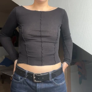 långärmad från weekday - Fin svart långärmad tröja från weekday i strl S. väldigt sparsamt använd! 