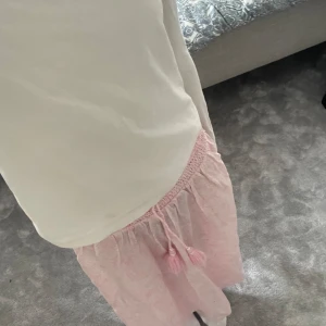 Rosa sommarkjol - Aldrig använd pga för liten. Bara tog på den för bildens skull! Kan tvätta den om man vill. Så den är i nyskick.  Nypris är 300kr  Kan tänka mig sänka priset som är satt!! 