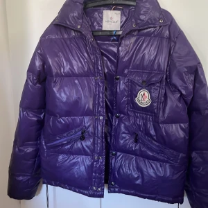 Moncler jacka - Säljer min moncler jacka då jag aldrig använder den. Dem har 1 litet håll i varje vilket gör att det läcker lite din i fickorna men det går nog att laga!  Sitter som en storlek M.