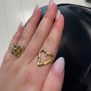 Ring - Rostfri justerbar hjärtring. Tror den är från olympia rings då den liknar deras ringar mest. Jag fick den av min kusin så vet inte märket.  Använd ca tre gånger å inga defekter 💗💗  