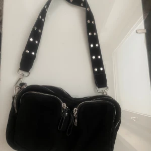 Väska - Säljer den här väskan fårn hm då den inte kommer till användning längre. I superbra skick!!