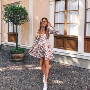 Blommig klänning från Bubbleroom  - Jättefin klänning från Bubbleroom.  Storlek: 36 Använd endast två gånger.  Finns att hämta i Åmål eller i Karlstad (kan även skickas) 