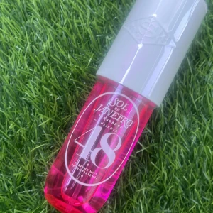 Sol de Janeiro 48  - Va först med Sol de Janeiro’s senaste sommar släpp #48 (tidigare SDJ “Bikini Season” om ni luktat på den)   Finns inte att köpa i Sverige än😎🏖️👙 Helt ny, Oöppnad med plast på, 90 ml för 399 kr